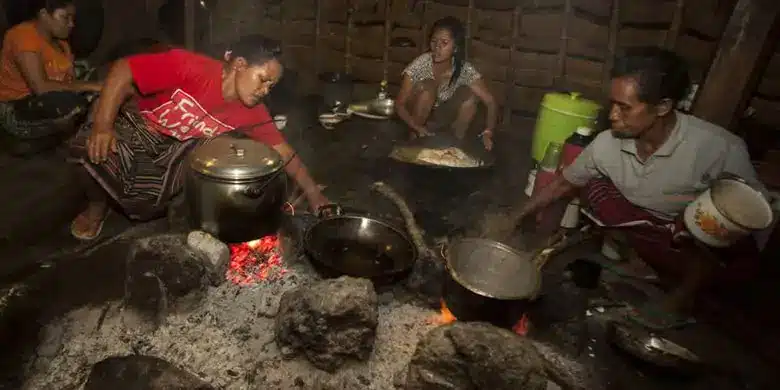 Wae Rebo village women cooking for dinner